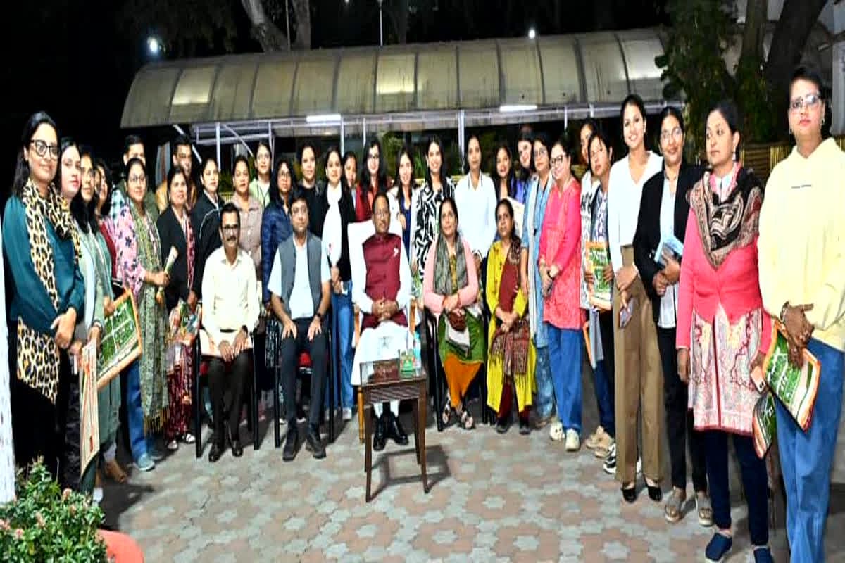 Chhattisgarh Women Journalist: छत्तीसगढ़ में पहली बार महिला पत्रकारों का अध्ययन भ्रमण, गुजरात से लौटकर मुख्यमंत्री को जताया आभार, सुनाया विदेशी पर्यटकों का दिलचस्प किस्सा