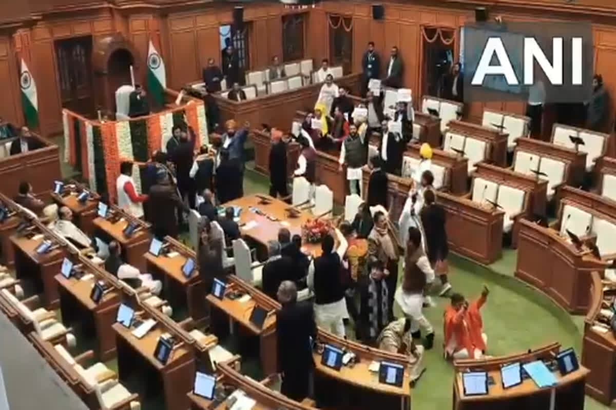 Delhi Assembly Winter Session: आतिशी की विधायकी पर खतरा? एक बयान पर दिल्ली सदन में भारी बवाल, पोस्टर लेकर वेल में उतरे भाजपा विधायक, सदस्यता रद्द करने की उठी मांग