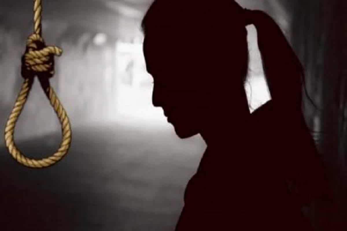 Indore Girl Suicide: विधायक के घर काम करने वाली युवती ने किया सुसाइड, मचा हड़कंप, बेटी को इस हाल में देख मां-बाप के उड़ गए होश, सुसाइड नोट….