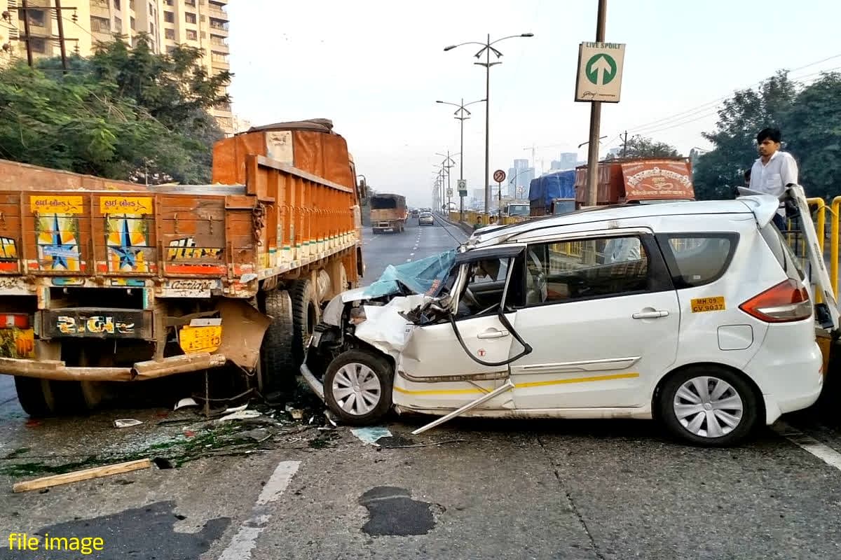 Indore Road Accident Video: पूर्व गृहमंत्री के बेटी की सड़क हादसे में दर्दनाक मौत.. सीधे ट्रक में जा घुसी तेज रफ़्तार कार, देखें Video..