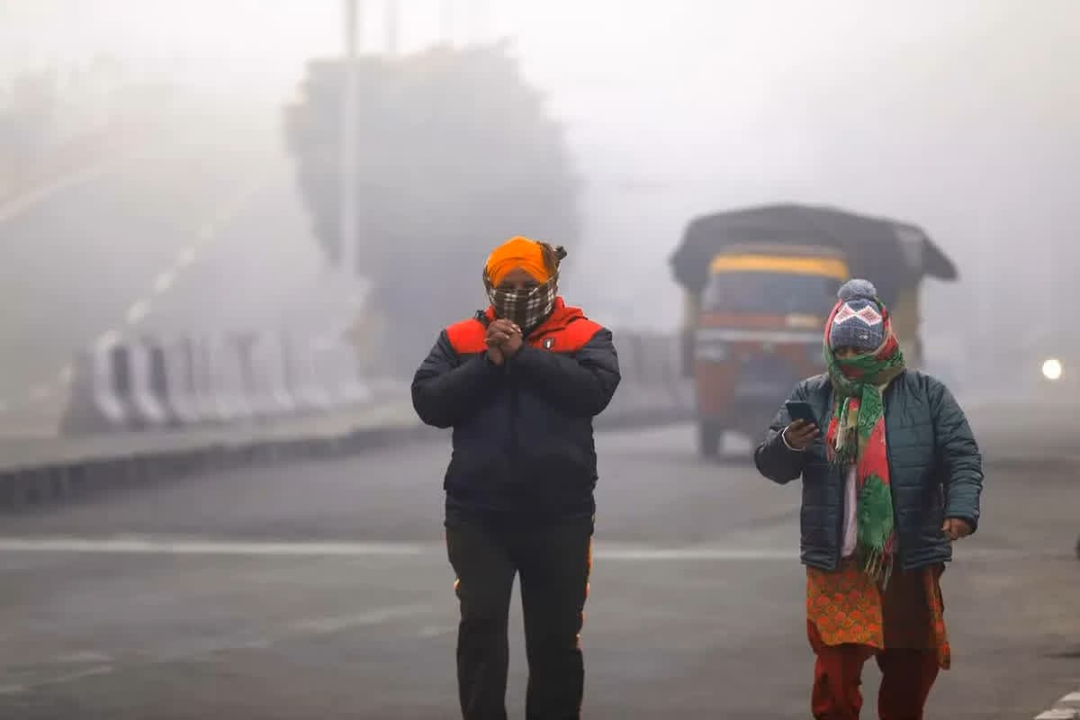Mp Weather Update Today: राजधानी समेत इन जिलों में पड़ रही हाड़ कंपाने वाली ठंड, 3.2 डिग्री तक लुढ़का पारा, घने कोहरे से थामी ट्रेनों की रफ्तार
