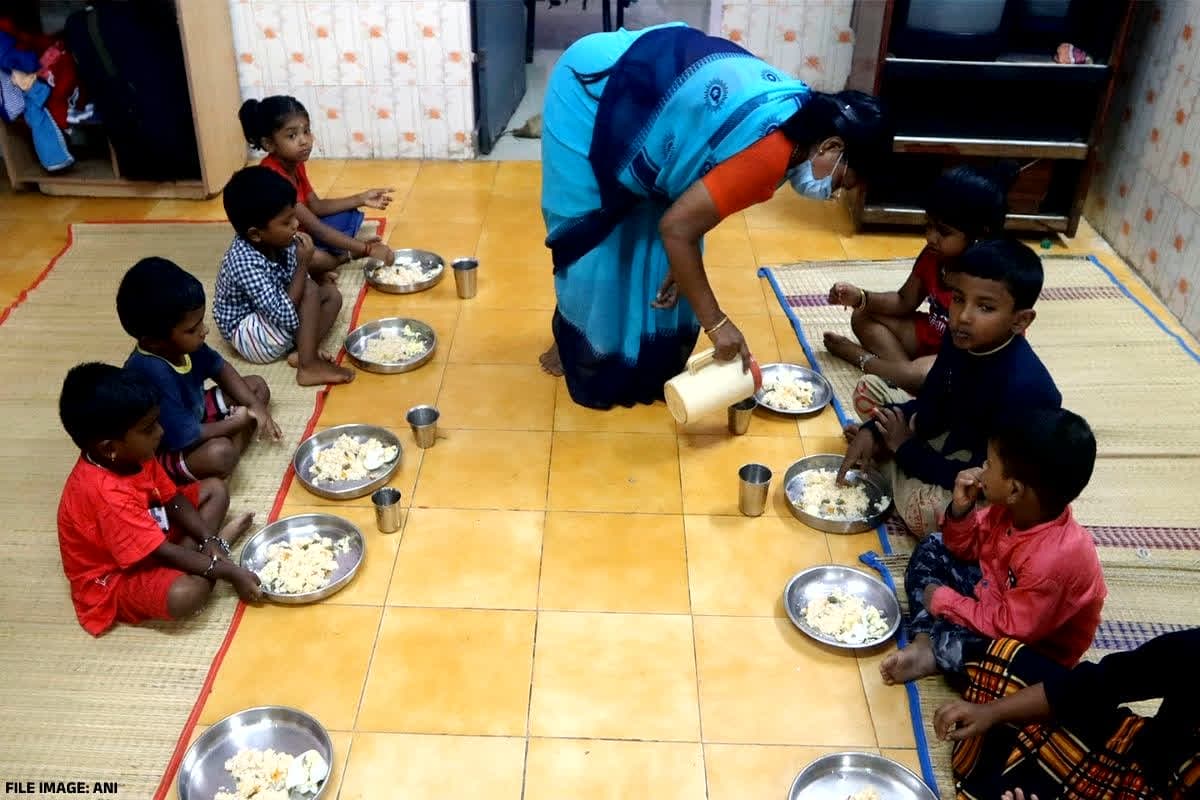 Mid Day Meal Food Poisoning: इस सरकारी स्कूल में ‘मध्यान्ह भोजन’ खाते ही 33 बच्चे पहुंचे अस्पताल.. प्रशासन में हड़कंप, जानें क्या था मेन्यू में