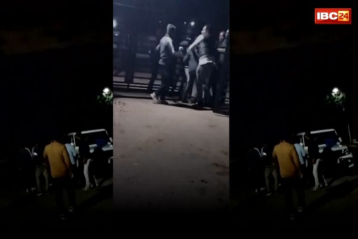 Surajpur News : देर रात यूथ कांग्रेस के उपाध्यक्ष के साथ ही हो गया कांड! प्लांट के कर्मचारियों ने इस वजह से मिलकर बीच सड़क पीटा, आप भी देखें पूरा वीडियो