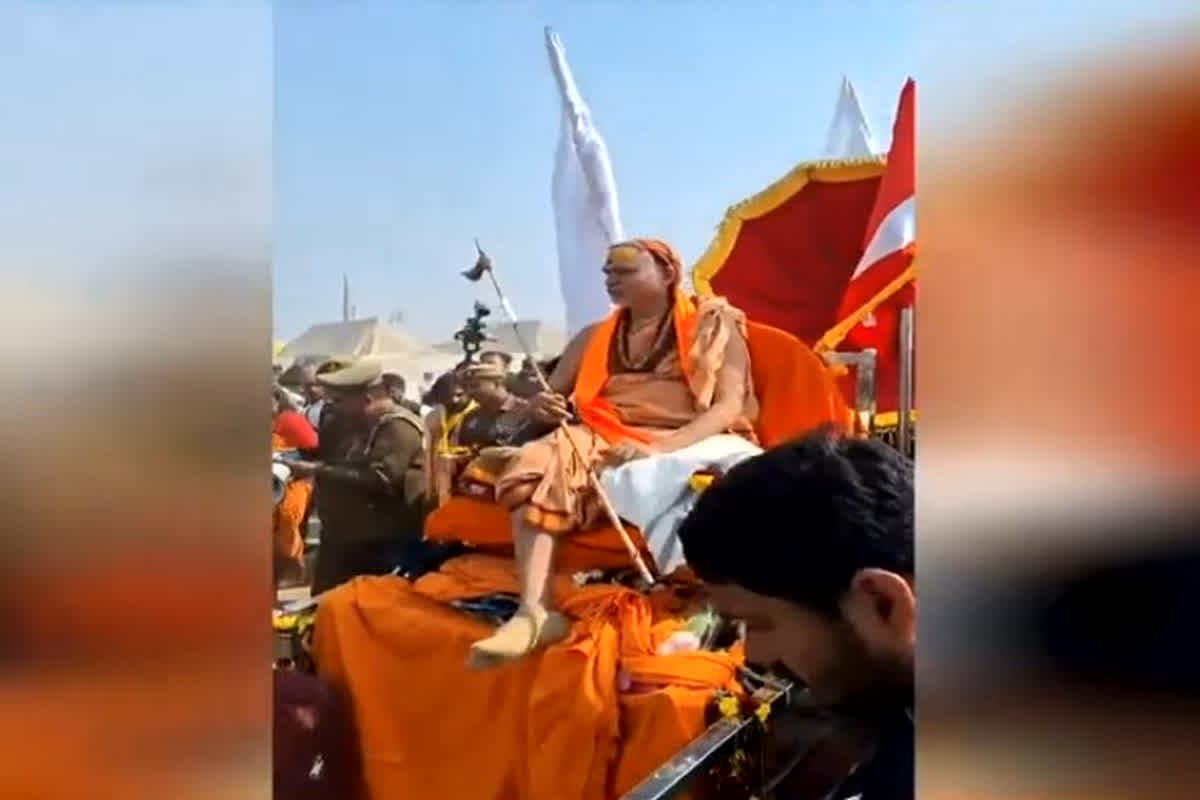 VandeBharat: स्वामी अविमुक्तेश्वरानंद के शिविर के बाहर हंगामा, हाथों में लाठी-डंडे लेकर पहुंचे असामाजिक तत्व, सनातन पर क्यों छिड़ा धर्मयुद्ध..जानें