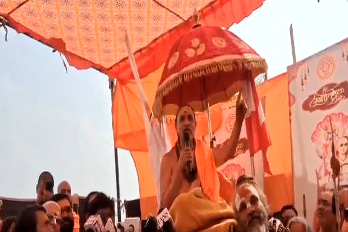 Shankaracharya Avimukteshwaranand: माघ मेला में स्वामी अविमुक्तेश्वरानंद के शिविर पर प्रशासन की सख्ती, ‘शंकराचार्य पद’ को लेकर नोटिस जारी, संत ने लिया विवादित रुख