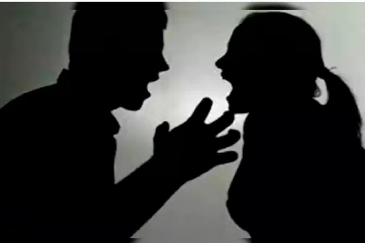 Wife Bit Off Husband Tongue: पति के सोते समय पत्नी ने दांतों से काट दिया ये अंग, चीखते चिल्लाते पहुंचा मां के पास, नामर्द होने के लगाए आरोप