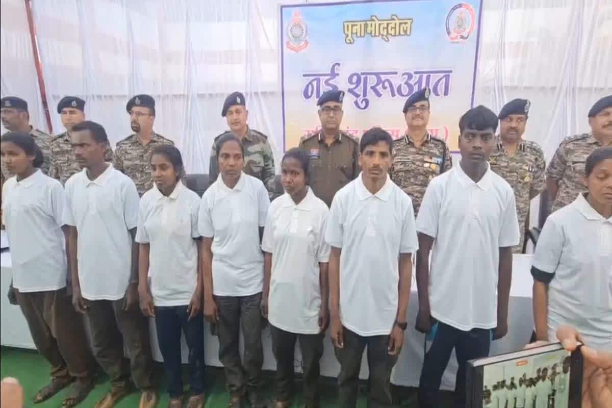 Naxalite Surrender Dhamtari : धमतरी में लाल आतंक को तगड़ा झटका, 47 लाख के इनामी 9 खूंखार नक्सलियों का सरेंडर, इन बड़े चेहरों ने डाले हथियार