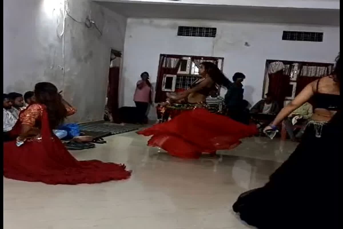 Surajpur obscene dance: सूरजपुर में भी अश्लील डांस वीडियो आया सामने, वन विभाग के रेस्ट हाउस में चल रहा था कार्यक्रम…देखें वीडियो