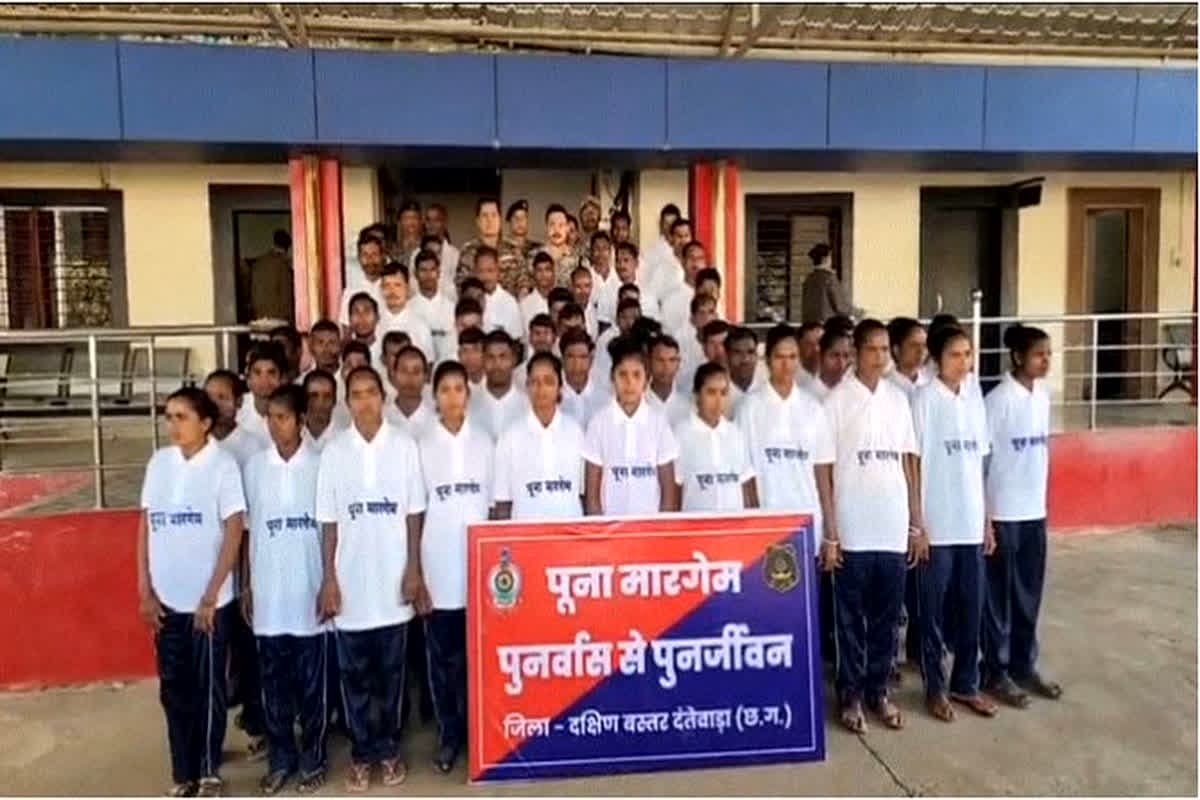 Dantewada Naxalites Surrender: दंतेवाड़ा में 1 करोड़ 19 लाख के इनामी 63 नक्सलियों ने किया सरेंडर, कई प्रमुख नक्सली नेता भी शामिल