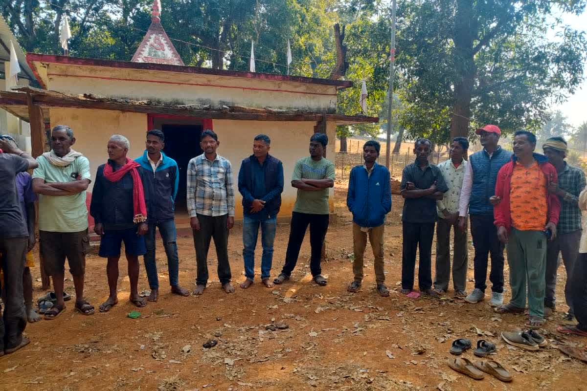 Kanker Dharmantaran News Today: जिस गांव में शव दफनाने को लेकर हुआ बवाल…वहां अब सनातन की लहर, एक साथ इतने परिवार के लोगों ने की घर वापसी