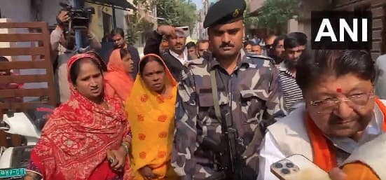 Kailash Vijayvargiya News: रिपोर्टर से झगड़े के बाद फिर विवादों में फंसे कैलाश विजयवर्गीय, महिलाएं बता रही थीं समस्याएं, आगे बढ़ गए मंत्री जी, video viral