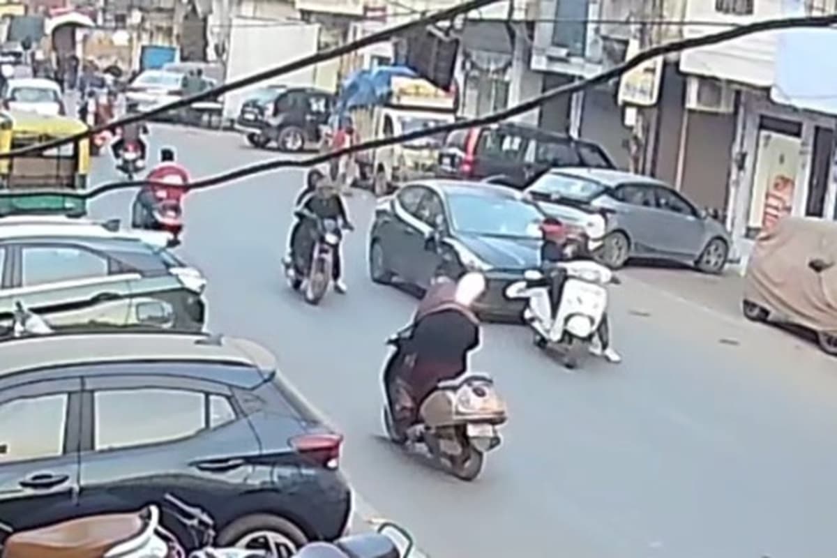 Girl kidnapping Viral video: बीच बाजार कार का ग्लास तोड़ युवती को उठा ले गए नकाबपोश, आज ही हुई थी शादी, सामने आया खौफनाक वीडियो