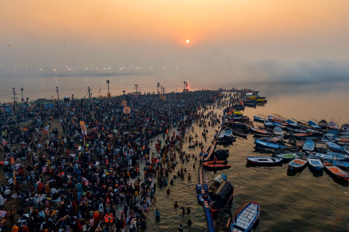 Magh Mela 2026: संगम पर पवित्र स्नान के लिए उमड़ी भीड़, ब्रह्म मुहूर्त में श्रद्धालुओं ने लगाई आस्था की डुबकी! देखिए प्रयागराज से आई खास झलकियां!
