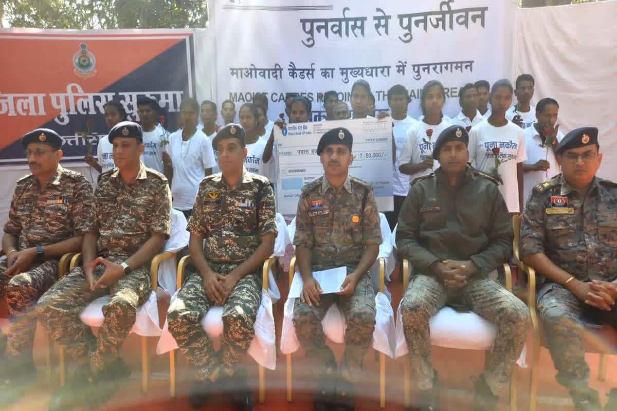 Naxal Surrender in Chhattisgarh: दंतेवाड़ा में 1 करोड़ के 50 इनामी नक्सली करेंगे सरेंडर, बारसे देवा के बाद कौन से बड़े चेहरे होंगे पुलिस के सामने? आज 2 बजे होगा खुलासा