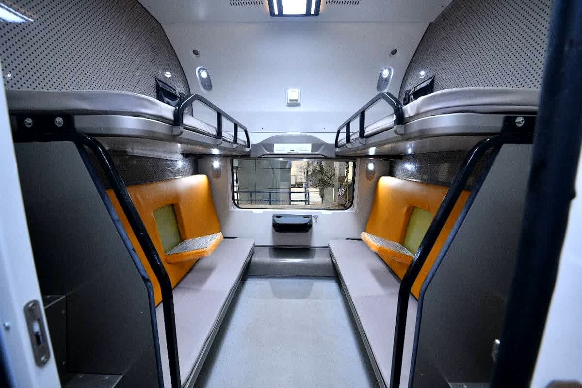 Vande Bharat Sleeper Express: अगले हफ्ते से दैड़ने वाली वंदे भारत स्लीपर एक्सप्रेस का किराया राजधानी से ज्यादा, RAC और वेटलिस्ट सुविधा नहीं, पूरी जानकारी यहां