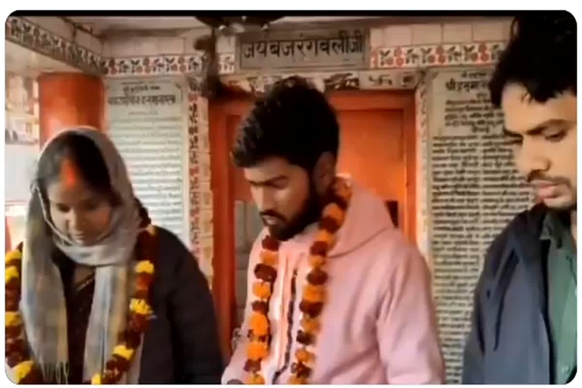 Husband marries wife to lover: पति ने प्रेमी से ही करा दी पत्नी की शादी, खुद बना विवाह का गवाह, वीडियो वायरल