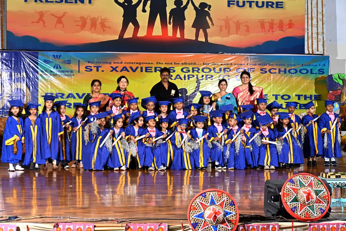 St. Xavier’s High School: रायपुर के सेंट जेवियर हाई स्कूल में ग्रेजुएशन डे पर छात्रों की प्रतिभा का प्रदर्शन