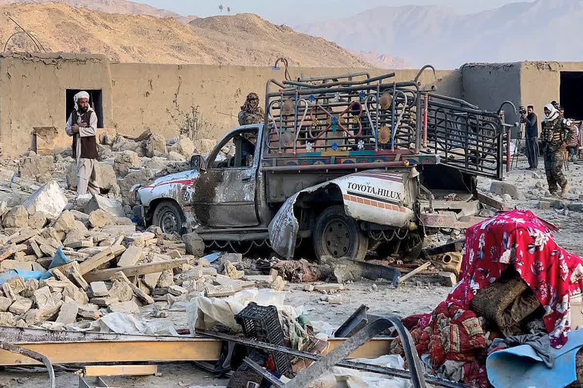 Afghanistan Pakistan War: अफगानिस्तान के हमले से हिला पाकिस्तान, 15 चौकियों पर कब्जा, मुनीर के इतने सैनिक मारे गए… PAK को भारी नुकसान