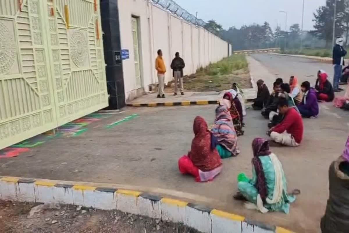 D.Ed Candidates Protest in Raipur: आधी रात शिक्षा मंत्री के बंगले पर पहुंच गए छत्तीसगढ़ के D.Ed अभ्यर्थी! इस मांग को लेकर किया प्रदर्शन, मौके पर भारी पुलिस बल तैनात