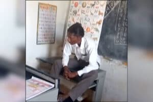 Drunk Teacher Viral Video : नशे में धुत गुरु जी स्कूल की टेबल पर बैठकर कर रहे थे ऐसा काम, तभी आ पहुंची शिक्षिका और फिर कैमरे में कैद की सारी करतूत, देखें वायरल वीडियो