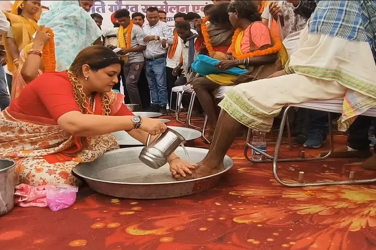 Chhattisgarh Ghar Wapsi News: कुछ ही सालों में ईसाई धर्म से हुआ मोहभंग! 140 लोगों ने अपनाया सनातन धर्म, विधायक ने चरण धोकर कराई घर वापसी
