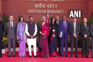 Union Budget 2026: लगातार 9वां केंद्रीय बजट पेश करेंगी निर्मला सीतारमण, वित्त मंत्रालय के बाहर ‘बजट टैबलेट’ के साथ दिया पोज़
