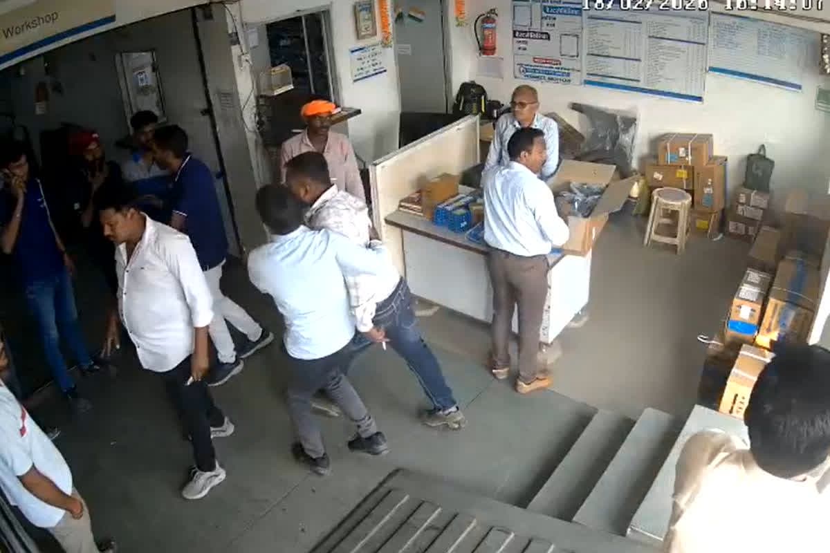 Harda Bajaj Showroom Dispute : कॉल सेंटर कर्मचारी को भारी पड़ा ‘फीडबैक’ मांगना, नाराज ग्राहक ने साथियों संग शोरूम में घुसकर किया ऐसा कांड, आप भी देखें वीडियो