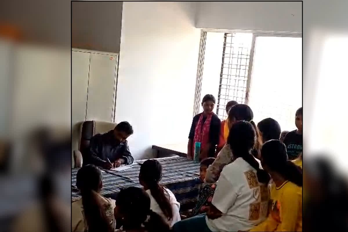 MP Tribal Hostel Scam : “मैडम हटाओ, तभी लौटेंगे” हॉस्टल की आदिवासी छात्राओं के साथ वार्डन करती थी ऐसी हरकत, कलेक्ट्रेट में बच्चियों ने खोल दिया खौफनाक राज