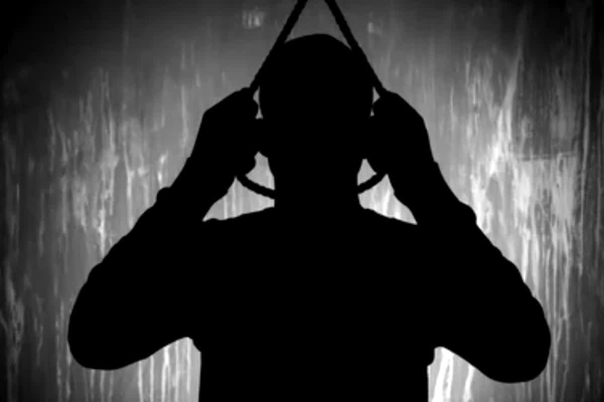 Bhopal Man Suicide News : प्रेमी संग फरार हुई पत्नी तो पति ने उठाया खौफनाक कदम, 2 मिनट 57 सेकंड का वीडियो रिकॉर्ड कर खोले बेवफाई के एक-एक राज