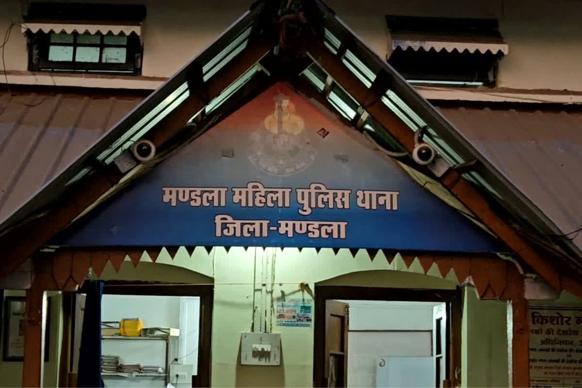 Mandla Patwari Sexual Assault News : शादी का वादा कर पहले बनाए शारीरिक संबंध, फिर पटवारी साहब बोले- ‘अब मन नहीं है’, युवती ने खोला सरकारी बाबू का पूरा कच्चा चिट्ठा