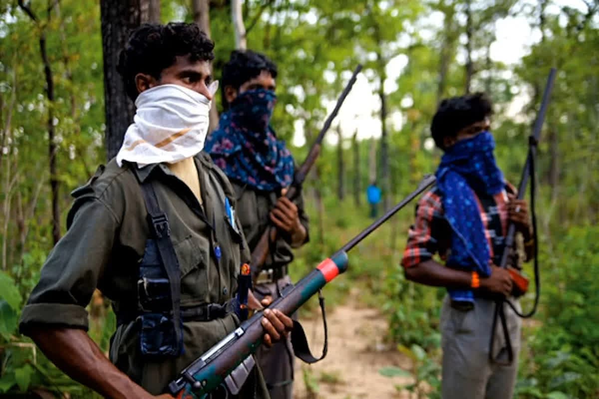 Sukma Naxalites Surrender :शाह की छत्तीसगढ़ में एंट्री से पहले नक्सलियों का सरेंडर, 21 इनामी माओवादियों ने AK-47 और इंसास के साथ किया आत्मसमर्पण