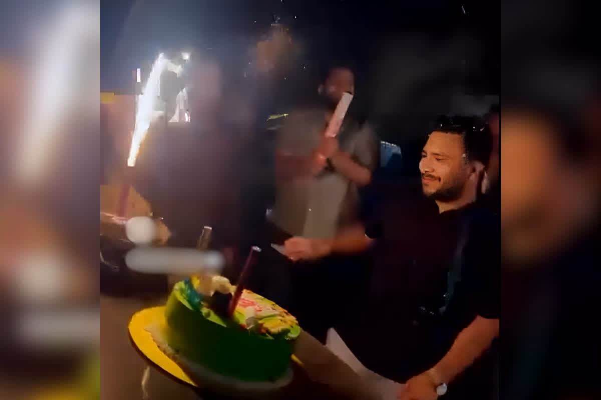 Surguja Highway Birthday Celebration : बीच हाईवे कार की बोनट पर युवक कर रहे थे ऐसा काम, आधे घंटे तक लगा रहा लंबा जाम, वायरल वीडियो देख पुलिस भी हैरान