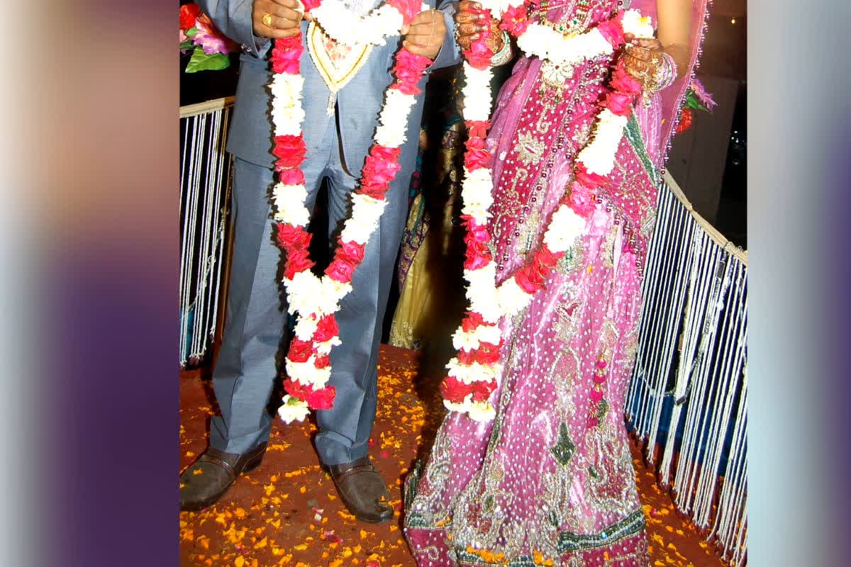 Bihar Teacher Student Love Story: आधी उम्र की टीचर पर आया प्रिंसिपल का दिल, नेपाल में चुपके से रचाई शादी, वायरल हो गई दोनों की तस्वीर