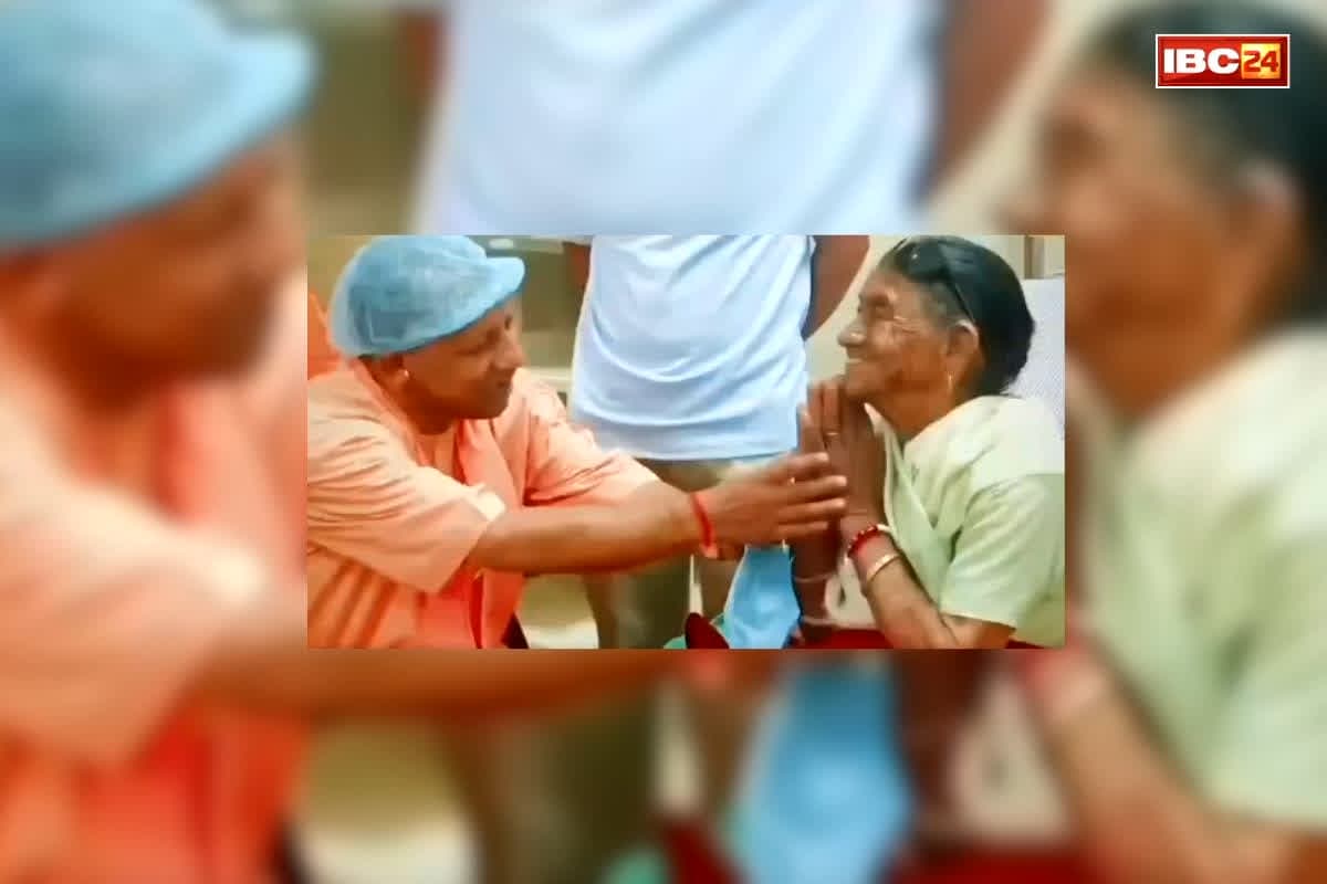 CM Yogi Video: अपने गांव पहुंचे सीएम योगी आदित्यनाथ, मां और परिवार वालों से की मुलाकत, देखें भावुक कर देने वाला वीडियो