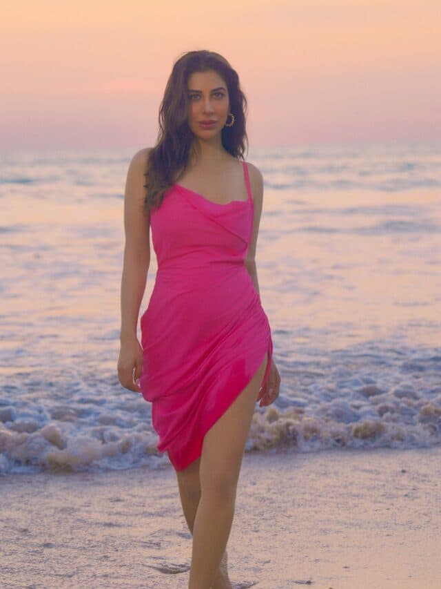Sophie Choudry Bold Image: Sophie Choudry ने पिंक ड्रेस में बढ़ाया सोशल मीडिया का पारा, कातिलाना अदाएं देख फैंस हुए मदहोश