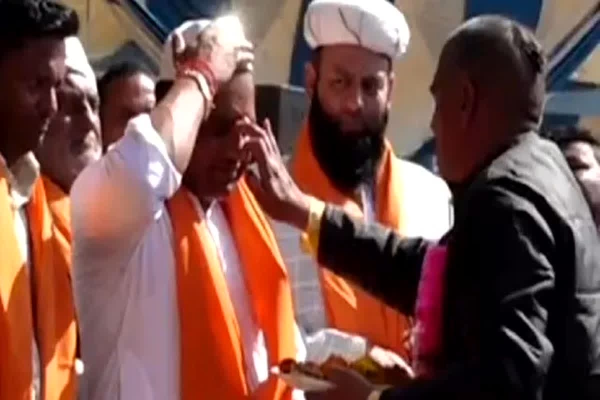 Muslim Family Donates Land: हिंदू मंदिर के लिए मुस्लिम परिवार ने दान की 80 लाख रुपए की जमीन, निर्माण का खर्च उठाने का भी किया ऐलान