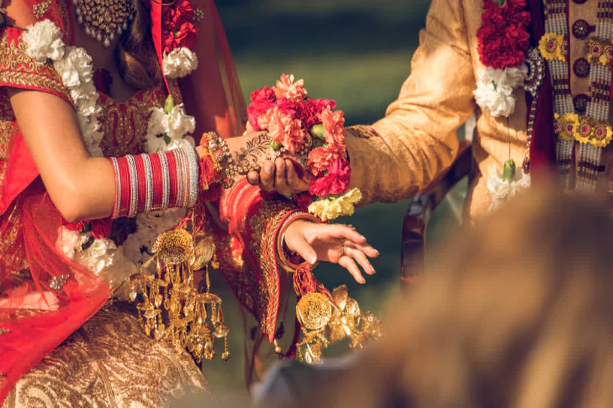 Bhopal Shamshan Wedding: महाशिवरात्रि पर अनूठी शादी! एक तरफ जल रही चिता, तो दूसरी तरफ श्मशान घाट में शुभ विवाह, वजह जानकर आप भी रह जाएंगे दंग