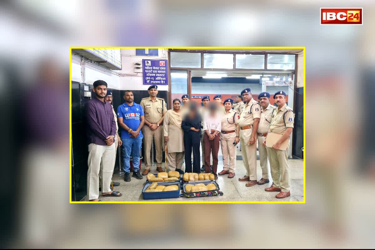 Female Ganja Smugglers Arrested: рд╡рдВрджреЗ рднрд╛рд░рдд рдПрдХреНрд╕рдкреНрд░реЗрд╕ рд╕реЗ рд░рд╛рдЬрдзрд╛рдиреА рдкрд╣реБрдВрдЪреА рджреЛ рдпреБрд╡рддрд┐рдпрд╛рдВ, рдкреБрд▓рд┐рд╕ рдиреЗ рдХреА рдмреИрдЧ рдХреА рдЪреЗрдХрд┐рдВрдЧ рддреЛ рдЙреЬреЗ рд╕рдмрдХреЗ рд╣реЛрд╢, рдЕрдВрджрд░ рдереА рд╣реИрд░рд╛рди рдХрд░рдиреЗ рд╡рд╛рд▓реА рдЪреАрдЬ