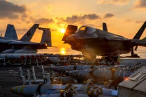 US Iran Airstrike: ईरान पर गिराए 5000 पाउंड के बम, होर्मुज के पास अमेरिका का बड़ा हमला! मिसाइल साइट्स पर बरसाए बंकर बस्टर बम