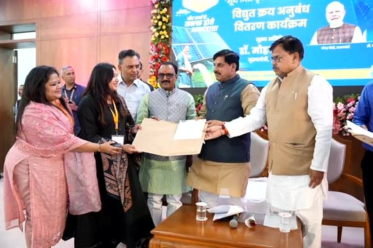 CM Dr Mohan Yadav News: सीएम डॉ मोहन यादव ने जन्मदिन पर किसानों को दिया तोहफा, अन्नदाताओं को अब मिलेगी सस्ती बिजली, अनुबंध पत्रों का किया वितरण
