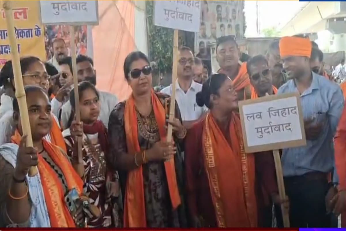 Jabalpur News: इस कंपनी में हिंदू युवतियों को गौमांस खाने के लिए किया गया मजबूर, मध्यप्रदेश तक पहुंची विरोध की चिंगारी, यहां बजरंग दल के कार्यकर्ताओं ने किया प्रदर्शन