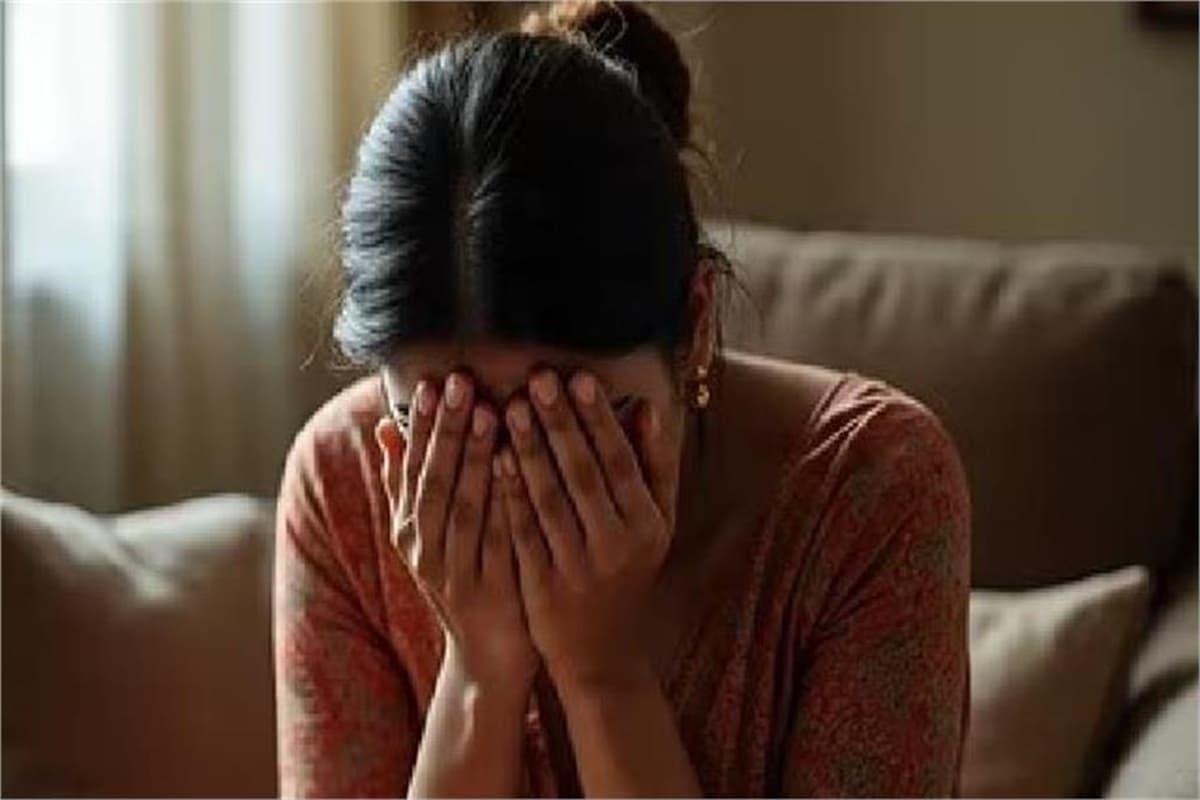 Chhatarpur Crime News: प्राइवेट पार्ट में डाला बेलन.. रस्सी से बांधकर की पिटाई, कमरे के अंदर भतीजे के साथ इस हाल में दिखीं पत्नी तो दी पति ने दी खौफनाक सजा