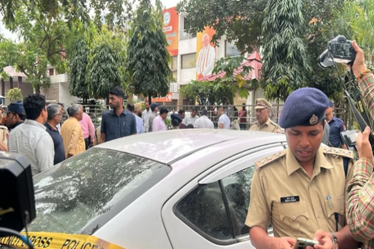 Chandigarh BJP Office Blast: भाजपा कार्यालय के बाहर बड़ा विस्फोट, इस संगठन ने ली धमाके की जिम्मेदारी, ग्रेनेड फेंकने का VIDEO आया सामने