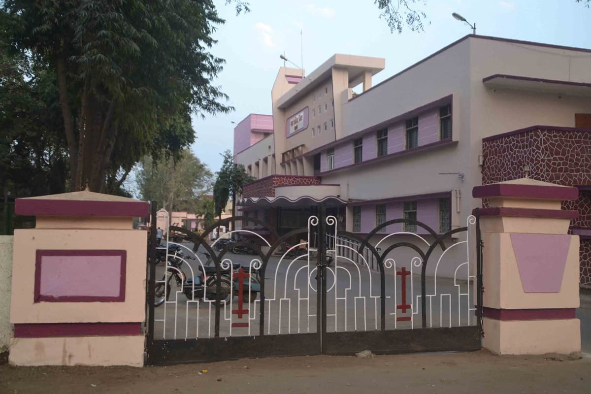 Ratlam Nagar Nigam News: निगम सम्मेलन में इस कांग्रेस पार्षद के बिगड़े बोल, वीर सावरकर को बताया देशद्रोही, भड़के भाजपा पार्षदों ने फूंका पुतला