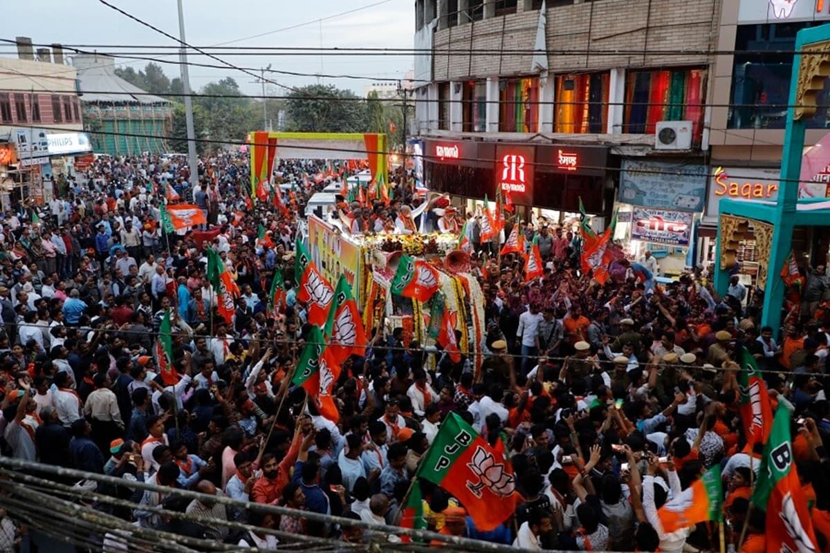 Vande Bharat: दीदी के गढ़ में शाह की हुंकार! TMC ने दिखाए काले झंडे तो BJP कार्यकर्ताओं से हुई झड़प, क्या सुवेंदु अधिकारी एक बार फिर ममता बनर्जी के लिए बड़ी मुसीबत बनेंगे?