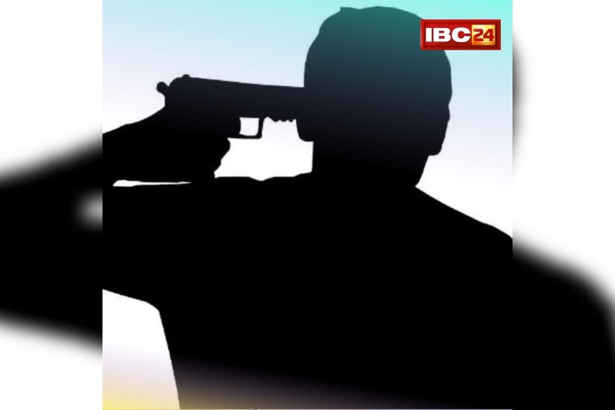 Constable Suicide News : पत्नी से बात कर रहा था आरक्षक, फिर अचानक उठाया ये खौफनाक कदम, पुलिस विभाग में मचा हड़कंप