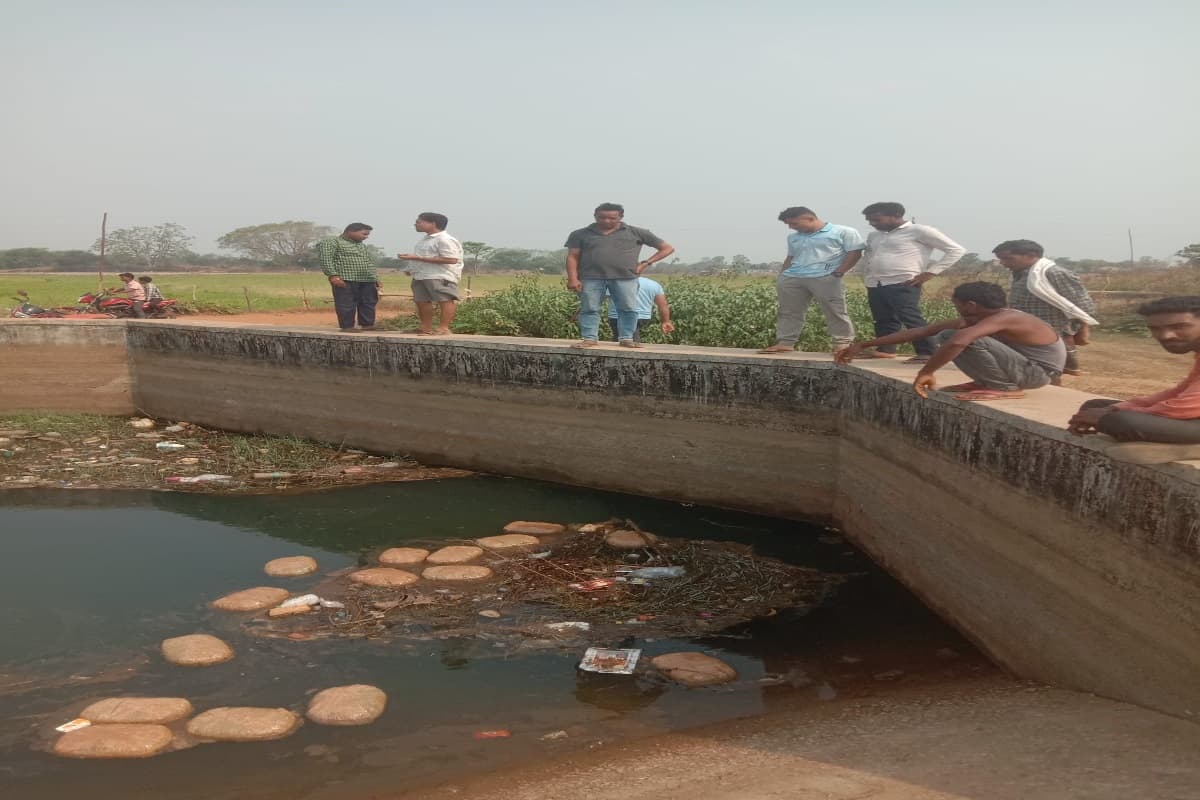 CG News : शहर के इस नाले में तैरते मिले गांजे के पैकेट, कीमत जान आपको भी नहीं होगा यकीन!