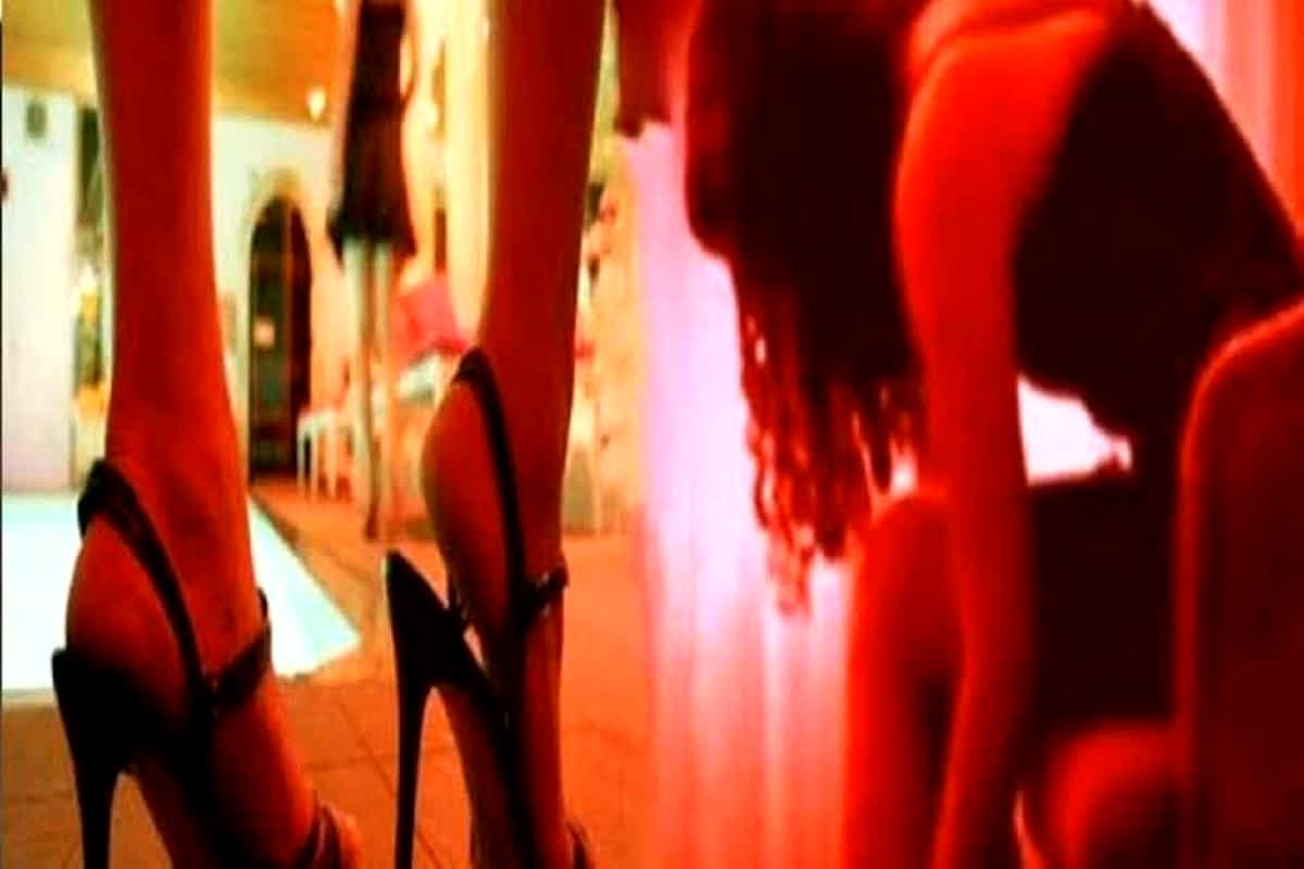 Jabalpur Hotel Virasat Spa Center Sex Racket : इस होटल के बंद कमरे में चलता था ‘जिस्मफरोशी’ का गंदा धंधा.. महज 500 रुपये में हो जाता था अय्याशी का इंतज़ाम, जानें कैसे हुआ भंडाफोड़