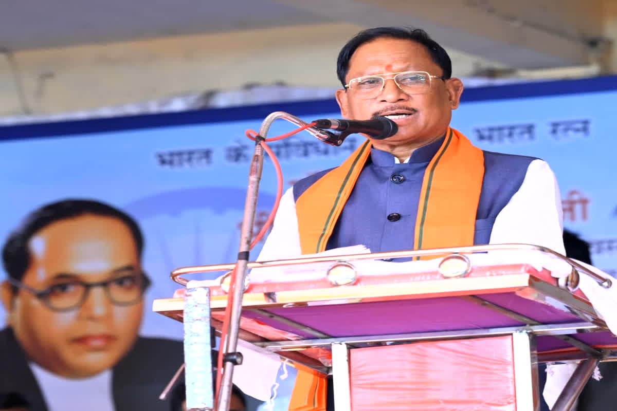 CM Vishnudeo Sai News: समरसता भोज में शामिल हुए सीएम विष्णुदेव साय, कहा – संविधान हमारे लोकतंत्र की आत्मा है और समरसता उसकी सबसे बड़ी शक्ति