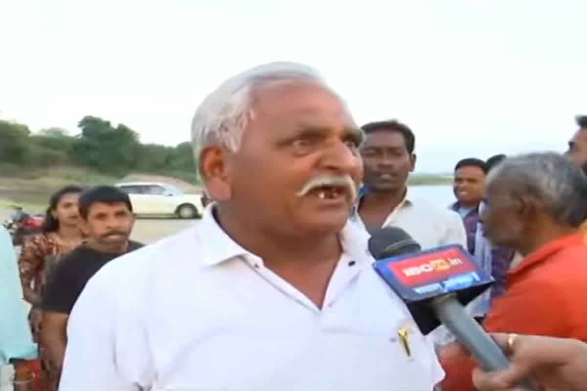 Narmada River Milk Controversy News: नर्मदा में 11 हजार लीटर दूध बहाने को लेकर शुरू हुई बहस, सवालों पर भड़का बुजुर्ग, कह दिया कुछ ऐसा कि सुनने वाले भी हो गए हैरान